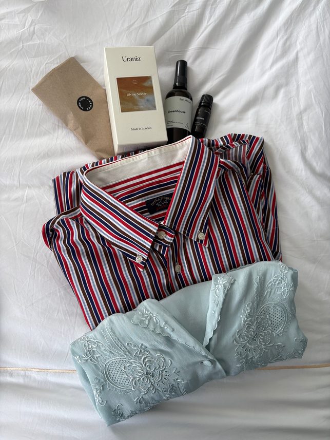 Blue dishes with a white bag